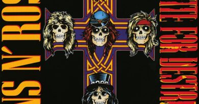 Imagem de capa de álbum com cruz estilizada e caveiras representando membros de uma banda.